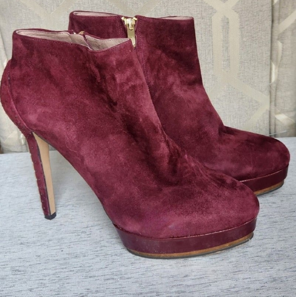 Elegant Vince Camuto Burgundy Suede Ankle Boots